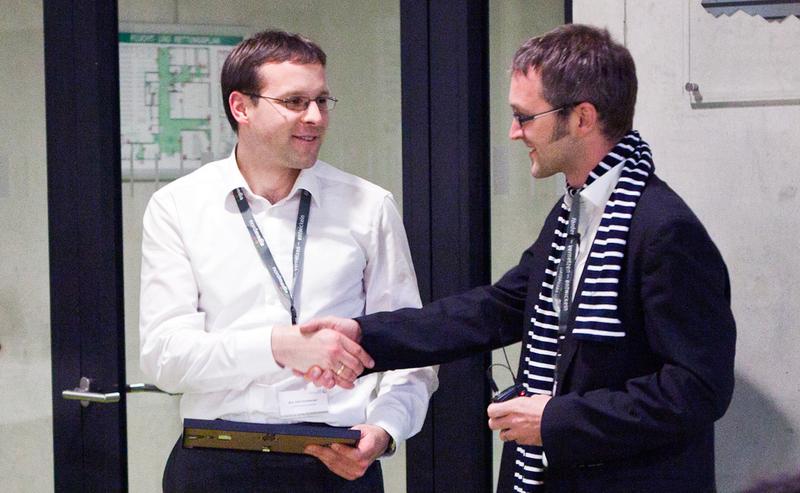 Björn von Rimscha (re.), Sprecher Fachgruppe Medienökonomie, überreicht den Best Paper Award für Nachwuchswissenschaftler an Felix Sattelberger, Universität Jena.