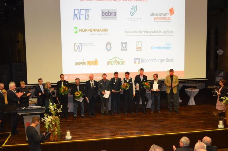 Strahlende Gewinner im Audimax der Fachhochschule Brandenburg. Preisträger und Gewinner des Innovationspreises 2013 