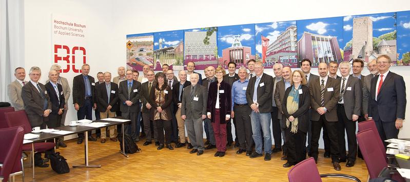 Gruppenbild mit Damen: Beim Fachbereichstag Mechatronik trafen sich 40 Fachvertreter und -vertreterinnen des interdisziplinären Ingenieurfachs, das man seit 20 Jahren in Deutschland studieren kann.  