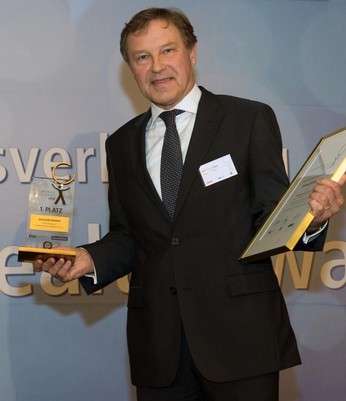Kanzler Hans-Jürgen Simm nahm den Preis entgegen.