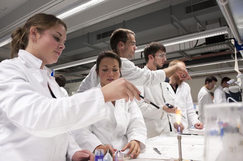 Forschungsorientierte Lehre: Studentinnen und Studenten experimentieren im Labor.