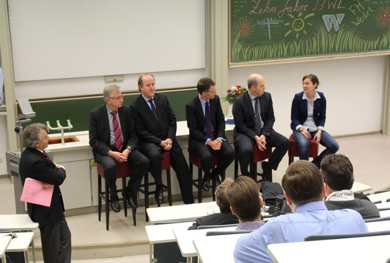 Podiumsdiskussion mit Vertretern aus der Praxis, rechts außen Katharina Koch, Studentin der ersten Stunde.
