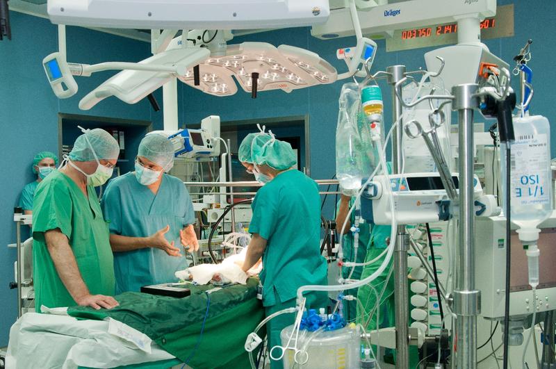 Herzoperation im neuen kinderherzchirurgischen Operationssaal des Universitätsklinikums Heidelberg.