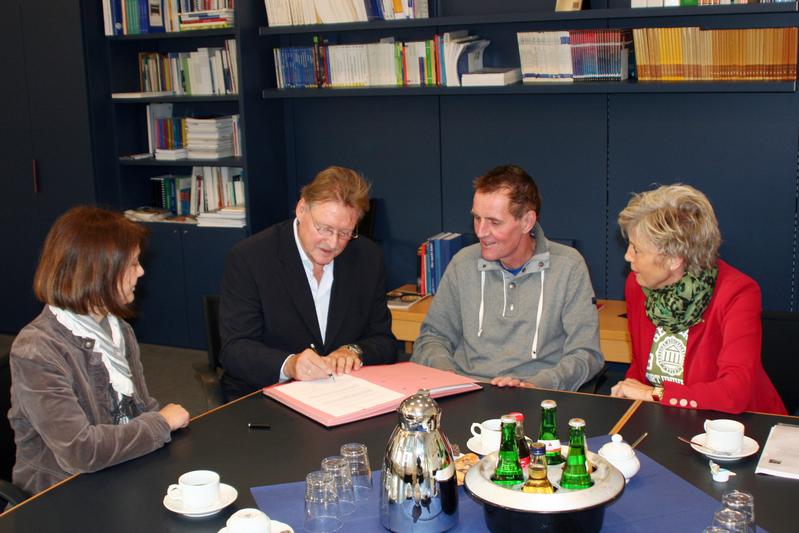 Unterzeichnung des Kooperationsvertrages am 26. November 2013 an der Deutschen Sporthochschule Köln.