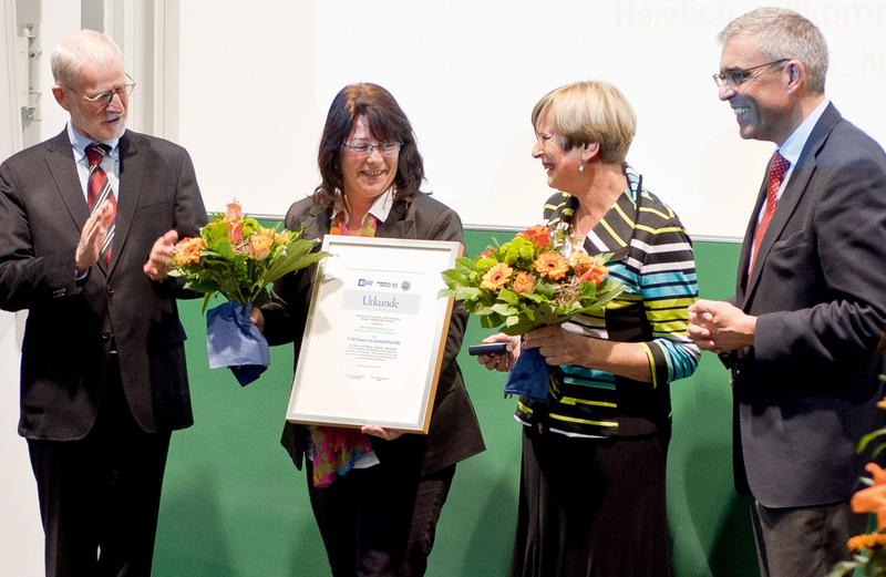 Prof. Reiners (links) und Prof. Frosch überreichten die Siebold-Medaille mit Urkunde an Jana Lorenz-Eck (links) und Heidrun Grauer von der Elterninitiative leukämie- und tumorkranker Kinder Würzburg