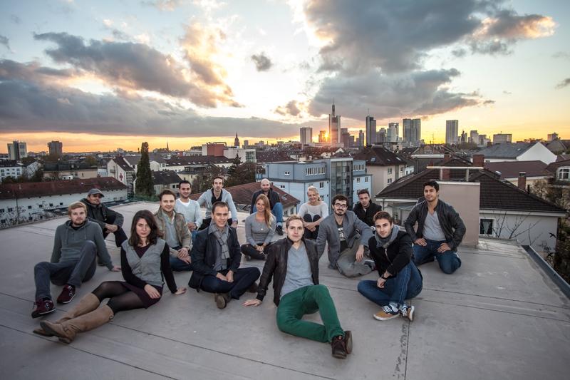 Das Team OnTop auf dem Bestandsgebäude in Frankfurt, auf das die Wohneinheit aufgesetzt werden könnte.
