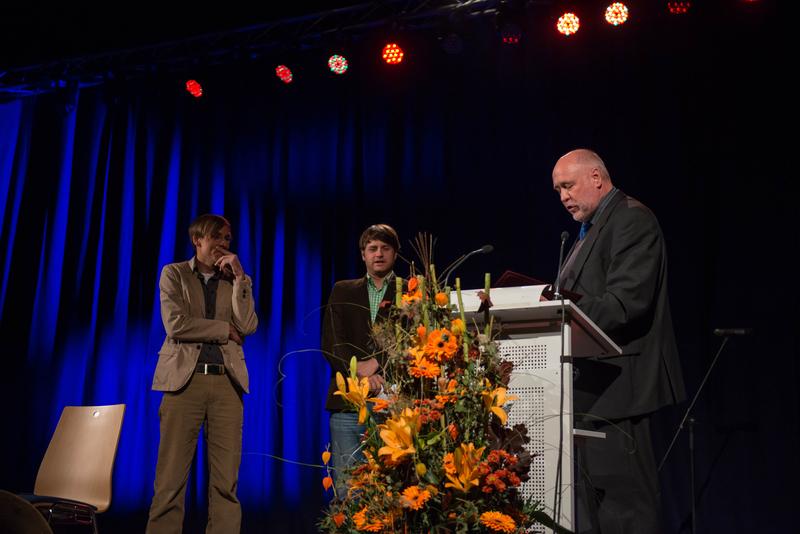 DGfG-Präsident Prof. Dr. Hans-Rudolf Bork (r.) verleiht den Medienpreis der Geographie an Sven Preger (l.) und Michael Watzke (2.v.l.)