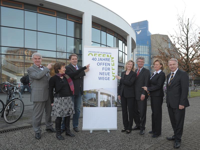 Die Universität Oldenburg feiert 40. Geburtstag (v.l.): Michael Wefers, Dr. Thea Dückert, Jürgen Krogmann, Prof. Dr. Babette Simon, Prof. Dr. Gerd Schwandner, Maria Bruns sowie Jörg Waskönig.