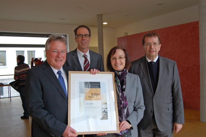 Verleihung des Oswald-Külpe-Preises 2013 (von links): Fritz Strack und Paul Pauli vom Institut für Psychologie, Preisträgerin Anke Ehlers und Universitätspräsident Alfred Forchel.