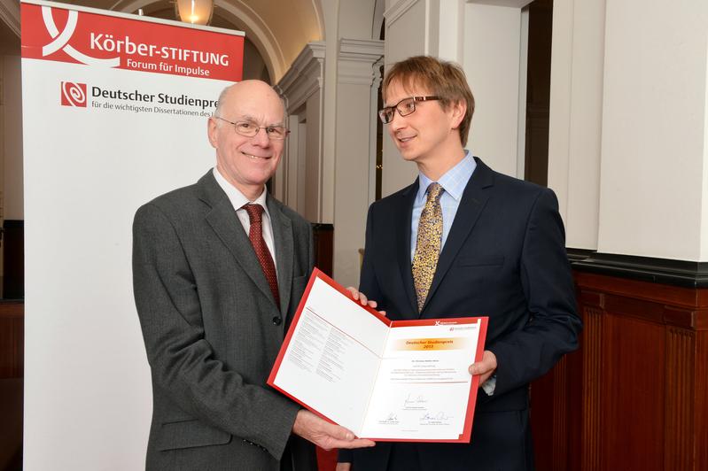 Bundestagspräsident Norbert Lammert überreicht Christian Walter-Klose in Berlin den Deutschen Studienpreis.