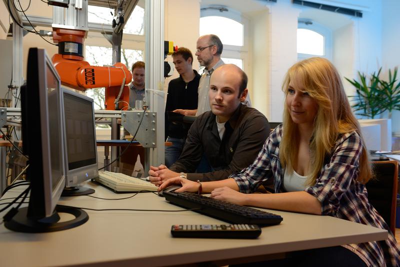Dank Weiterbildung beruflich aufsteigen oder den Wiedereinstieg schaffen: Das können Studierende zweier neuer berufsbegleitender, 9-semestriger Programme "INGflex" an der Hochschule Osnabrück. 