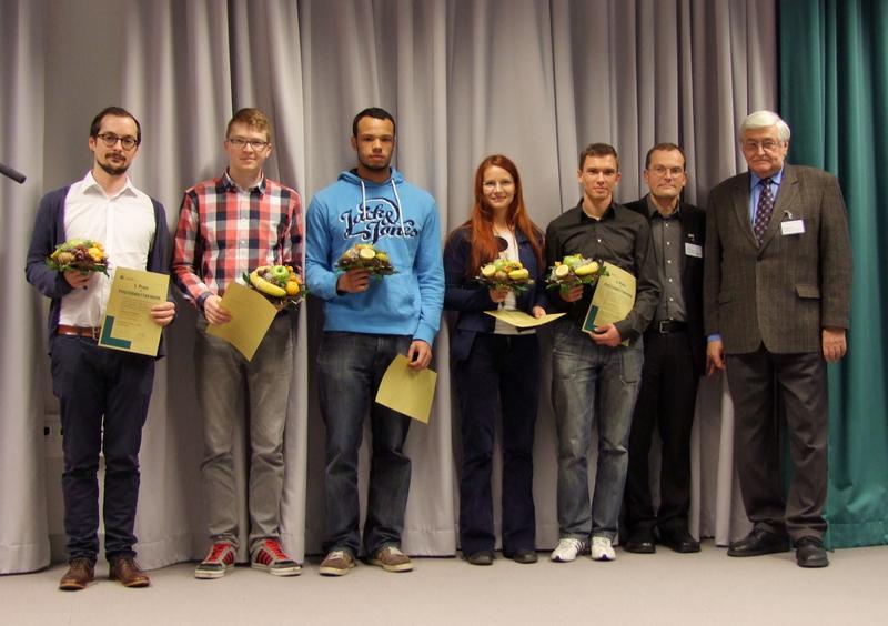 Preisträger des diesjährigen Posterwettbewerbs der EAH Jena, rechts der Vertreter des Förderkreises, Günter Rehm, neben ihm Prof. Dr. Bruno Spessert, Prorektor für Forschung u. Entwicklung der Hochsc