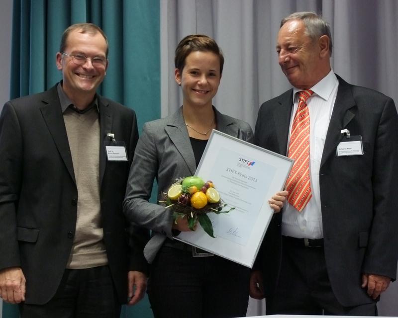 STIFT-Preisträgerin Dr. rer. nat. Ute Hoffmann mit STIFT-Vorstand Wolfgang Meyer (rechts) und Prof. Dr. Bruno Spessert, Prorektor für Forschung und Entwicklung der EAH Jena