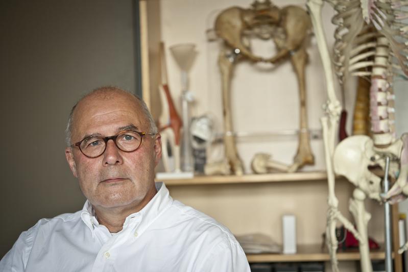Der Biomechaniker Prof. Michael Morlock hat sich der Gesundheitsforschung verpflichtet und entwickelt präklinische Testverfahren von Gelenkersatz für die großen Gelenke des Menschen.