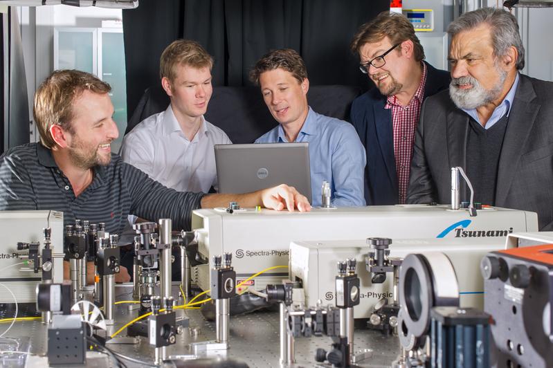 v.l. Doktoranden Benedikt Mayer, Daniel Rudolph; Dr. Gregor Koblmüller; Prof. Jonathan Finley, Prof. Gerhard Abstreiter