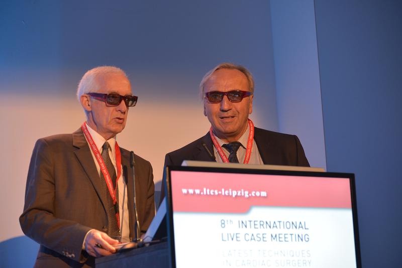 Prof. Dr. F. W. Mohr und Prof. Dr. M. J. Mack eröffnen das 8. International Live Case Meeting. Wegen der 3D-Übertragung tragen beide eine 3D-Brille.