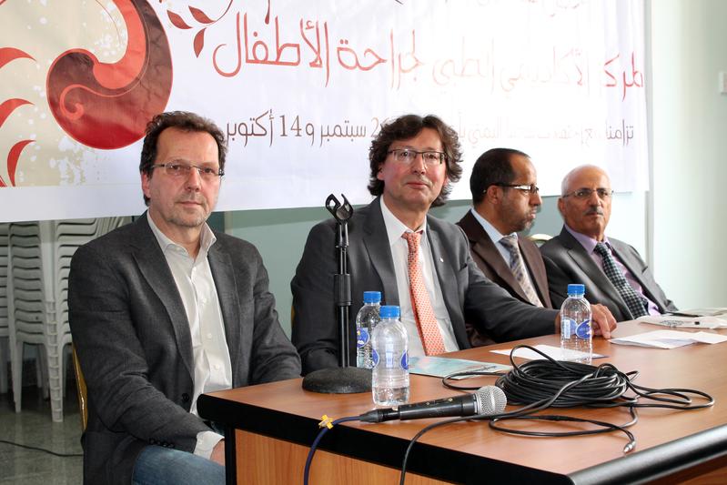Professor Claus Petersen (links) und Professor Benno Ure (rechts) bei der offiziellen Eröffnung der kinderchirurgischen Klinik .
