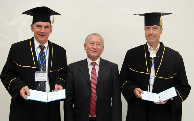 Die beiden Ehrenprofessoren Christoph Brake und Johannes Haas (links) mit Rektor Ismuratov Sabit Borisovich (Mitte)