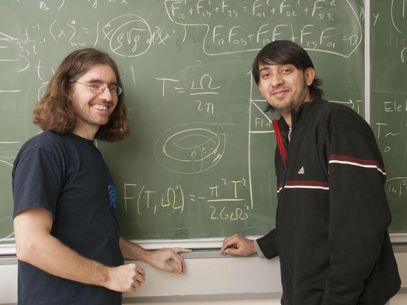 Der indische Physiker Arjun Bagchi (rechts) besucht derzeit die TU Wien um gemeinsam mit Daniel Grumiller (links) die neuen Zusammenhänge in flachen Raumzeiten zu erforschen.