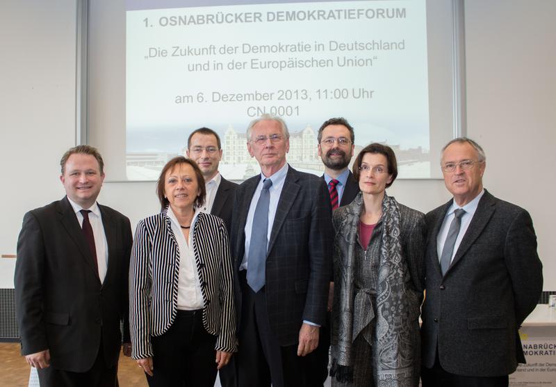 1. Osnabrücker Demokratieforum mit (v.l.) Prof. Dr. Arne Pautsch, Prof. Dr. Marie-Luise Rehn, Roman Huber, Prof. Dr. Dieter Grimm, Prof. Dr. Hermann Heußner, Prof. Dr. Pascale Cancik und Hans Eichel.