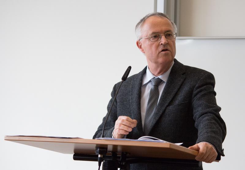 Ob Volksentscheid, Wahlpflicht oder europäische Integration - Hans Eichel, Bundesfinanzminister a.D., nahm zu allen Thesen seiner Vorredner Stellung.