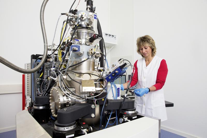 Die Technikerin Annette Kunz macht sich mit dem neu installierten Ionen-Mikroskop vertraut, das am 11.12.2013 im Ionenstrahlzentrum des HZDR in Betrieb geht. 