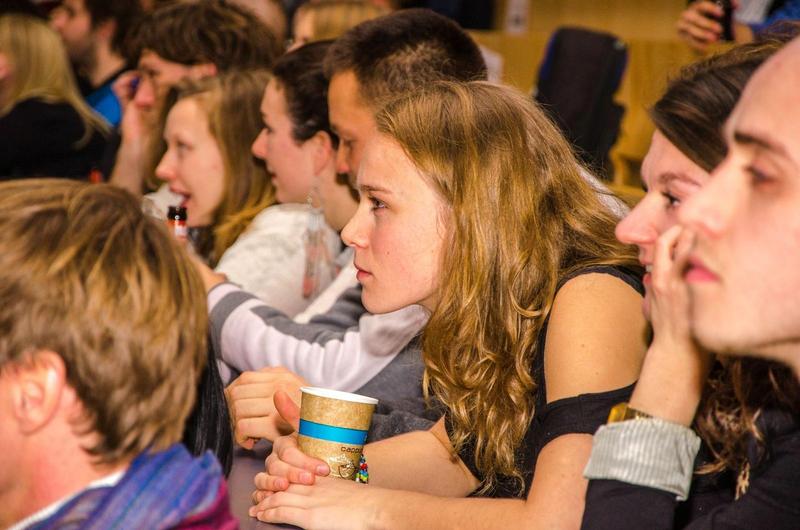 Hauptdarstellerin Anke Retzlaff (Nele) verfolgt gespannt mitten im Publikum die Premiere 