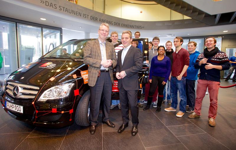 Übernahmen Mercedes-Benz-Viano als mobilen HPI-Campus: Institutsleiter Prof. Christoph Meinel und HPI-Studenten