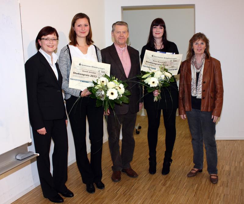 Fördervereinsvorsitzender Wolfgang Reisen mit Anne Baumbach (2. v.re.) und deren Betreuerin Prof. Dr. Marlene Bock sowie Annett Jenchen (2. v.li.) mit deren Betreuerin Prof. Dr. Cordula Boden