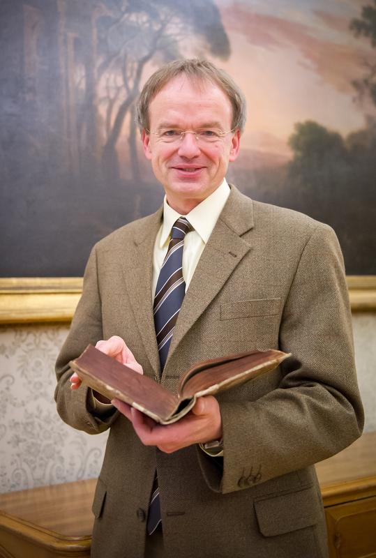 Prof. Dr. Wolfram Kinzig mit der Erstausgabe des Konkordienbuchs von 1580, einer Sammlung lutherischer Bekenntnisschriften.