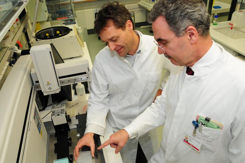 Gemeinsam mit Rostocker Wissenschaftlern wollen Prof. Markus M. Lerch (re.) und Dr. Ulrich Weiss die erblich bedingten Ursachen für den Bauchspeicheldrüsenkrebs ausfindig machen. 