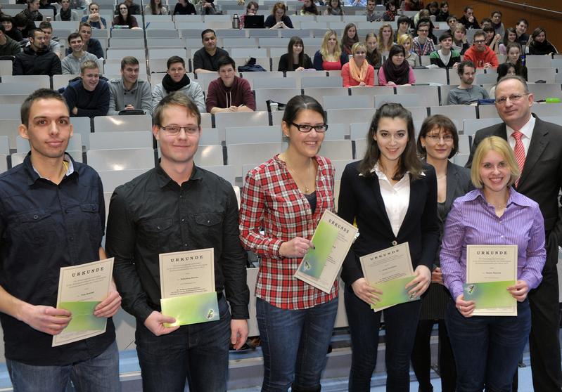 Die Jura-Studenten von der Uni Jena Tom Kuhfuß, Sebastian Reiche, Carolin Weiß, Niovy Sarakinis und Hanna Weyrich (v.l.). Rechts im Hintergrund Marion Schmidt-Wenzel und Prof. Dr. Christian Fischer