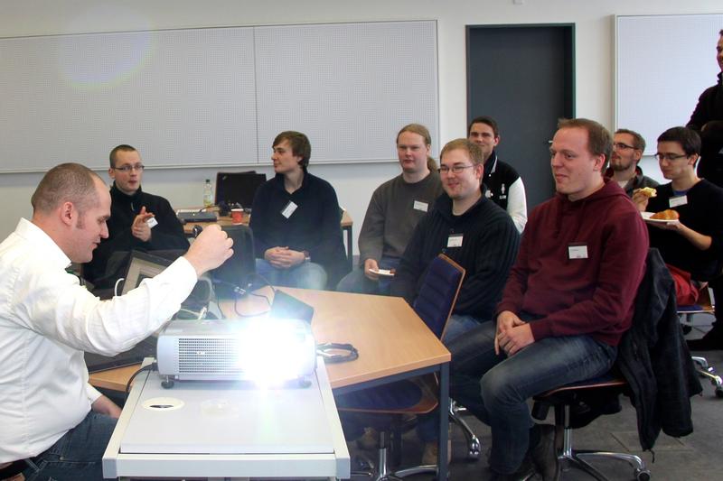 Sascha Dömer, IT-Consultant der LMIS AG (links), leitete den ersten Coderetreat in Osnabrück und organisierte einen Live-Chat mit anderen Coderetreat-Teilnehmern aus ganz Deutschland. 
