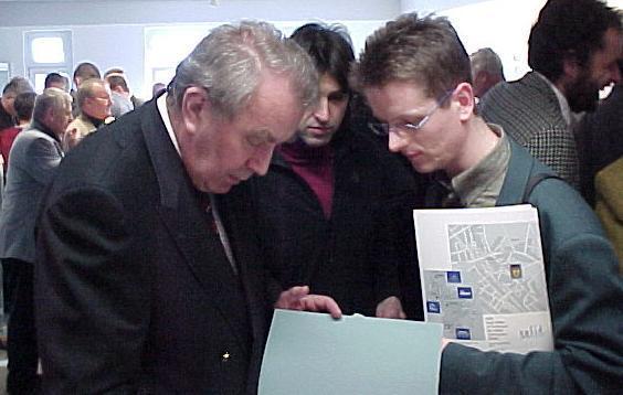 Staatssekretär Spitzner (links) im interessierten Dialog mit Thomas Seltmann, Solaragentur (rechts) und Karl Halbmeier, Frankensolar (Mitte)