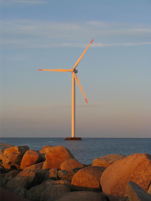 Windkraftrad am Hafen von Frederikshavn, Dänemark