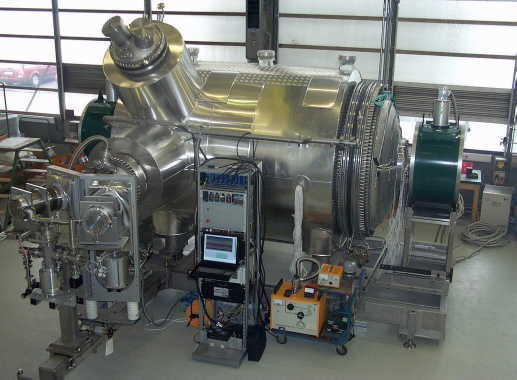 Das Vorspektrometer von KATRIN ist bereits im Forschungszentrum Karlsruhe aufgebaut und wird ausgiebigen Tests hinsichtlich Vakuum, Hochspannung und Prozesstechnik unterzogen. Das erreichte Vakuum hat die hohen Anforderungen bereits übertroffen. An das Vorspektrometer angekoppelt sind zwei supraleitende Magnete.