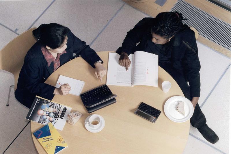 Open University-Studententen beim gemeinsamen Lernen