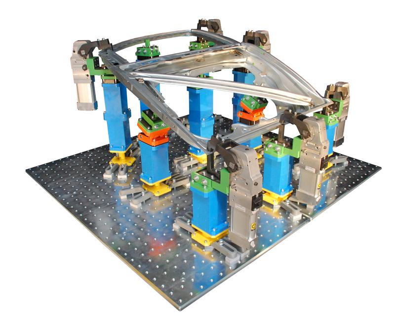 Spannelemente fixieren ein Metallbauteil in der Automobilproduktion. Eine neue Vorrichtung übernimmt die eingestellten Parameter der Vorserie und macht den Herstellungsprozess schneller.