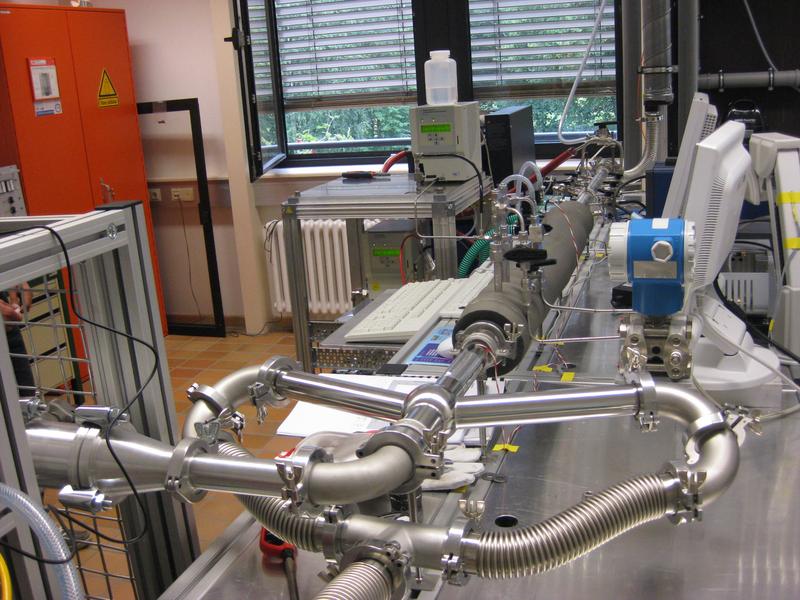 Der von der PTB entwickelte neue Rußgenerator besitzt eine Konditioniereinheit zur Verdünnung und Vermischung des Rußaerosols sowie ein Rohrsystem zur Verteilung des Aerosols auf die Messgeräte.