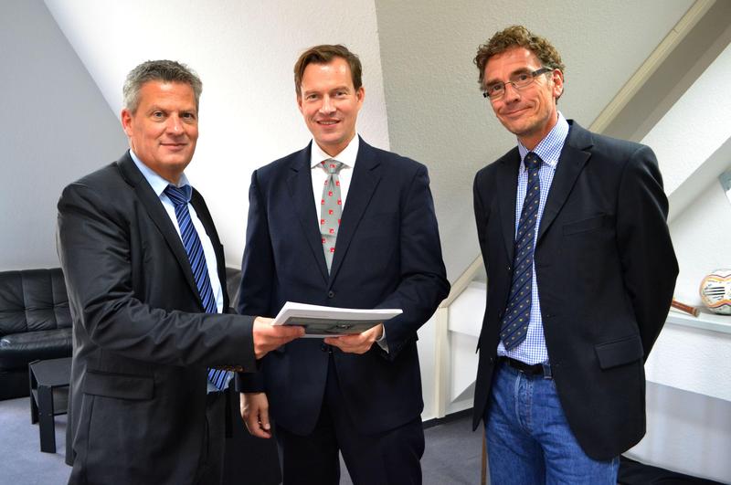 Volker Bargfrede (l.) und Frank Duckwitz (r.) haben mit Professor Kai Kummert die Forschungskooperation zur Optimierung von Energiesystemen vereinbart.