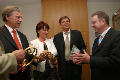 Bei der feierlichen Schlüsselübergabe: (v. li) der Vorstand Personal von Vattenfall Mining & Generation Dr. Hermann Borghorst, die Präsidentin der FHL Brigitte Klotz, der Staatssekretär  Prof. Dr. Markus Karp, der Stiftungsprofessor Dr. Detlef Wehling.