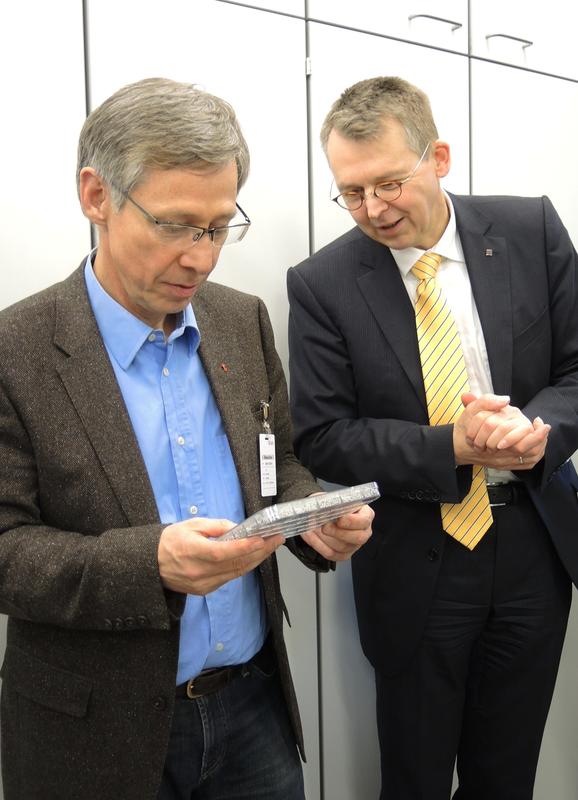 Professor Frank Vollertsen vom BIAS (rechts) zeigt Dr. Carsten Sieling 150.000 Mikrobauteile, die mit der am Institut entwickelten Mikro Umformmaschine (MUM) gefertigt wurden