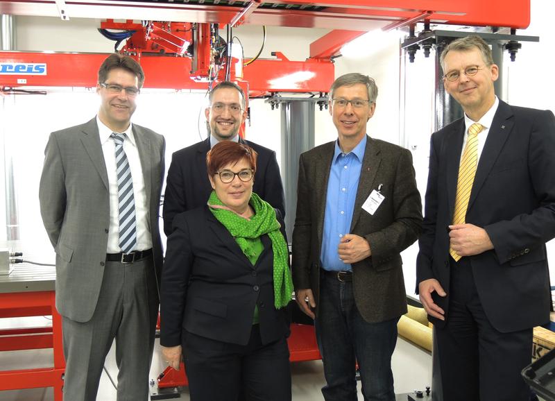 v.l.n.r. Dr. Thomas Seefeld, Dr. Claus Thomy, Dr. Carsten Sieling, Prof. Dr. Frank Vollertsen (Geschäftsführer), Erika Taulien Matthies (Geschäftsführerin) vor einer hochmodernen Laseranlage im BIAS