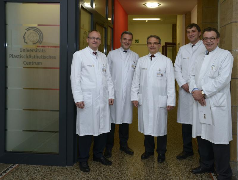 Das UPÄC-Team (v.l.n.r.): Dr. Aschoff, Klinik für Dermatologie; Prof. Zahnert, Direktor der HNO-Klinik; Prof. Lauer; Dr. Sommer, Augenklinik, und Prof. Pillunat, Direktor der Augenklinik.