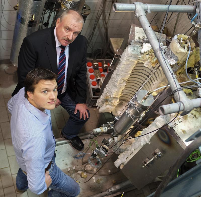 Prof. Dr.-Ing. Wolfgang Krumm und Mitarbeiter Moritz Kappes im Technikum der Universität Siegen, wo der neue Brennstoff auf seine Eigenschaften untersucht wird.