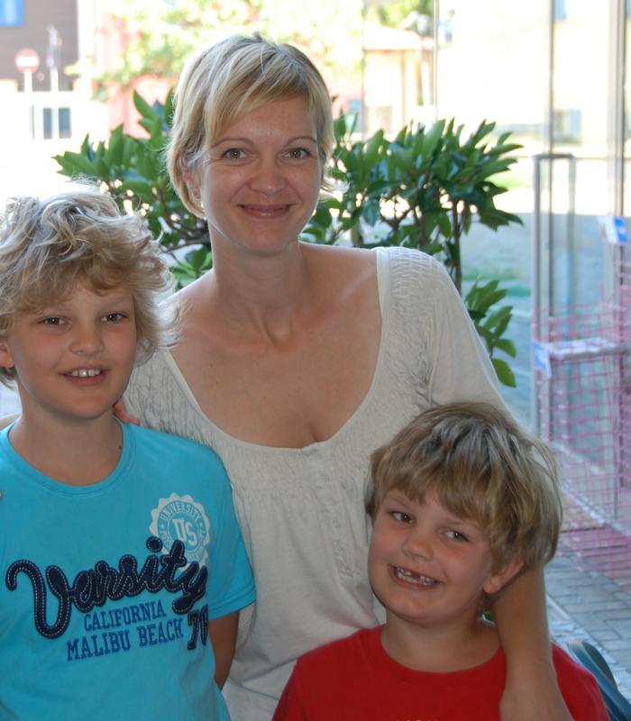 Sonja Herbitschek, Absolventin der FH JOANNEUM, mit ihrer Familie 