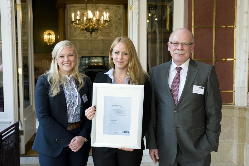 Markus Bistram, Personalvorstand der Business Area Materials Services bei der feierlichen Übergabe der Ehrenurkunde an Anna Weyenberg, Studierende der Hochschule Rhein-Waal.