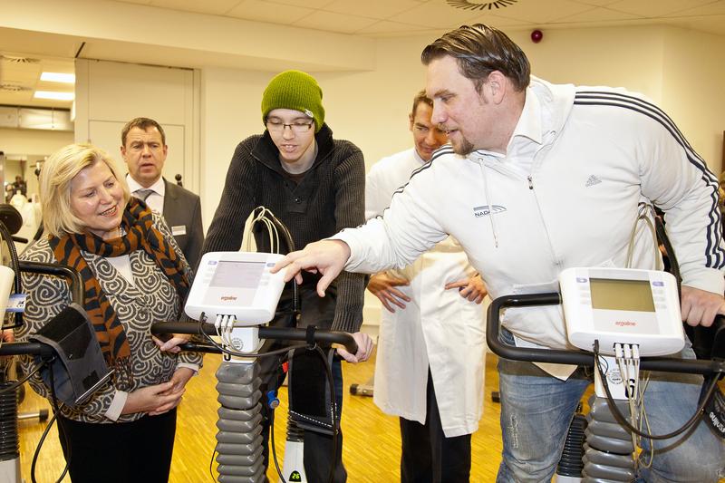In der Sportmedizin: Ministerin Cornelia Rundt, Dr. Andreas Meusch, Fabian, Professor Christian Kratz und Torge-Christian Wittke (v.l.)