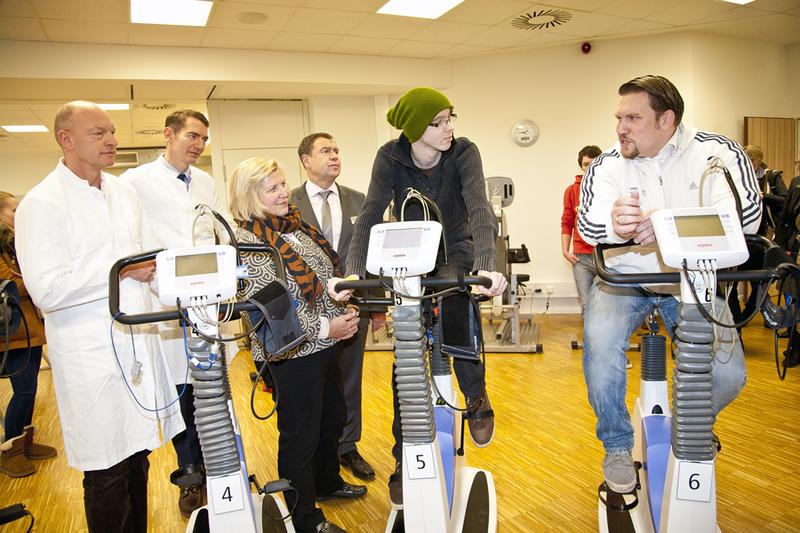  In der Sportmedizin: Professor Uwe Tegtbur,  Professor Christian Kratz, Ministerin Cornelia Rundt, Dr. Andreas Meusch, Fabian, Professor Christian Kratz und Torge-Christian Wittke (v.l. )