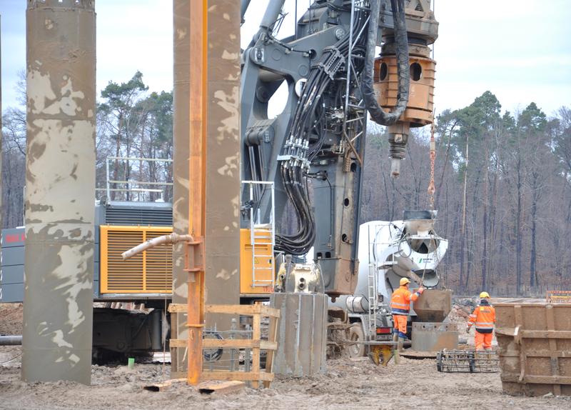 Auf der Baustelle des Teilchenbeschleunigers FAIR werden die größten Drehbohrgeräte der Welt eingesetzt.